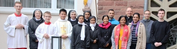 Das Foto zeigt eine fröhliche Gruppe mit strahlenden Gesichtern nach der Gebetsstunde am Morgen mit Messdienern und anderen Betern in St. Elisabeth in Kesselstadt. Mitten drin: Die Generaloberin der Vinzentinerinnen Schwester Birgit Bohn (5. von links) aus Fulda.
